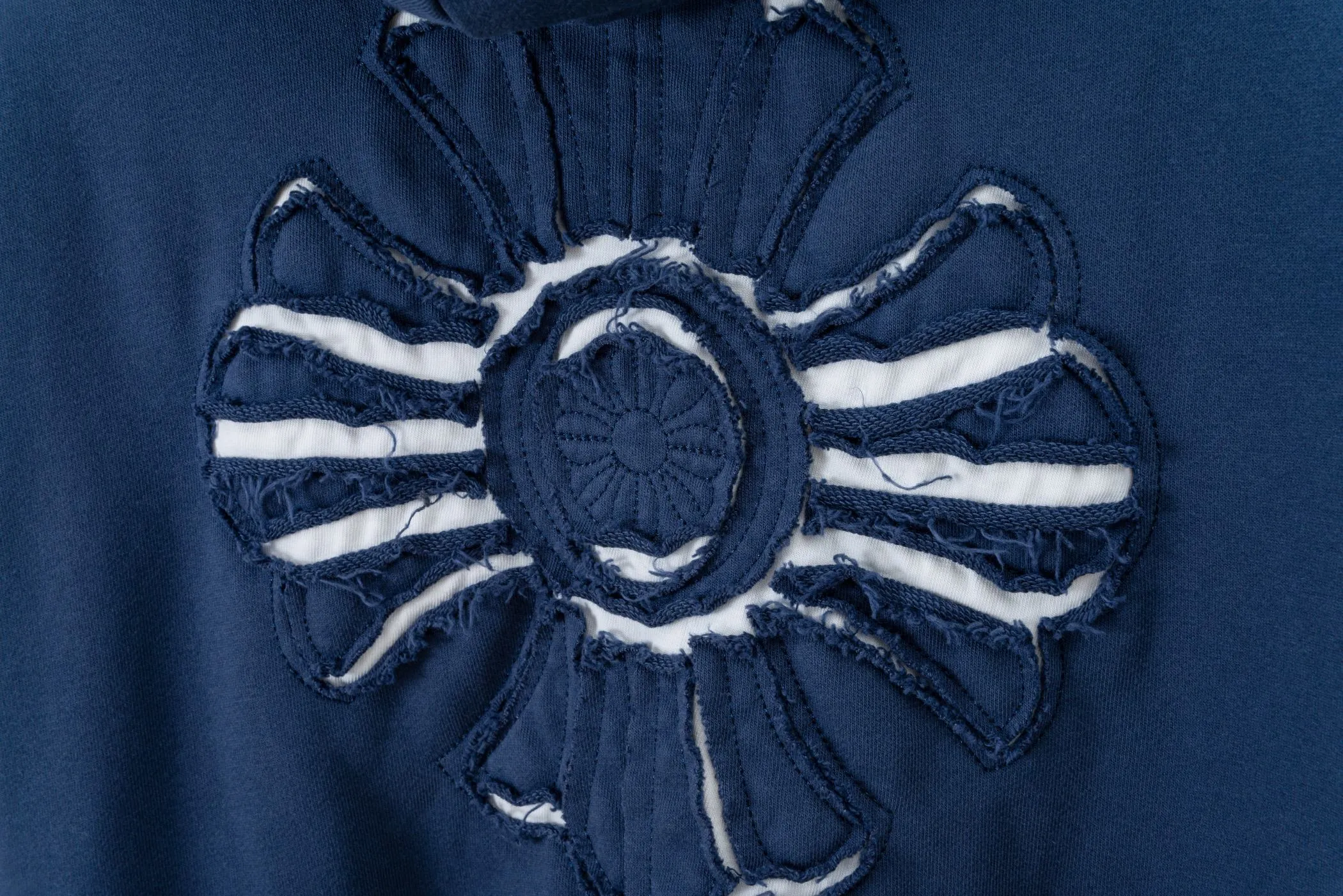 P320 𝗖𝗵𝗿𝗼𝗺𝗲 𝗛𝗲𝗮𝗿𝘁𝘀/Cro Heart 2025 Cross Patch Embroidery Summer New Original Single Counter American Acid Washed Distressed Laser Burnt Patch Embroidery Couple Casual Hooded Sweatshirt Customized fabric 440g tripe terry fabric! American acid-washed and distressed original fabric laser burnt ✟appliqué embroidery and exquisite embroidery of letters! The best-selling model at the counter. It is very comfortable to wear. It is low-key yet luxurious. It is very classy when worn. The large size and tailoring are needless to say. The upper body is exquisite and vivid. 👍High-end first-class materials. A truly palace-level product. The cotton from Turkey is of outstanding quality. After heavy washing, the clothes are very soft! Not picky, the upper body is absolutely stylish and extremely luxurious. Auxiliary materials: The original model has been authenticated and labeled ➕100% silk washed with water label. Genuine purchase-grade original hangtag➕matching hanging rope➕3D hanging beads➕original packaging bag. Craftsmanship: The original version has consistent wiring! The highest version of the armhole matching technique! Countless times of pattern making to 100% restore the original appearance! The correct version is the same for men and women, super eye-catching, super good-looking, and super atmospheric! Color: white, washed black, washed blue Size: XS-L